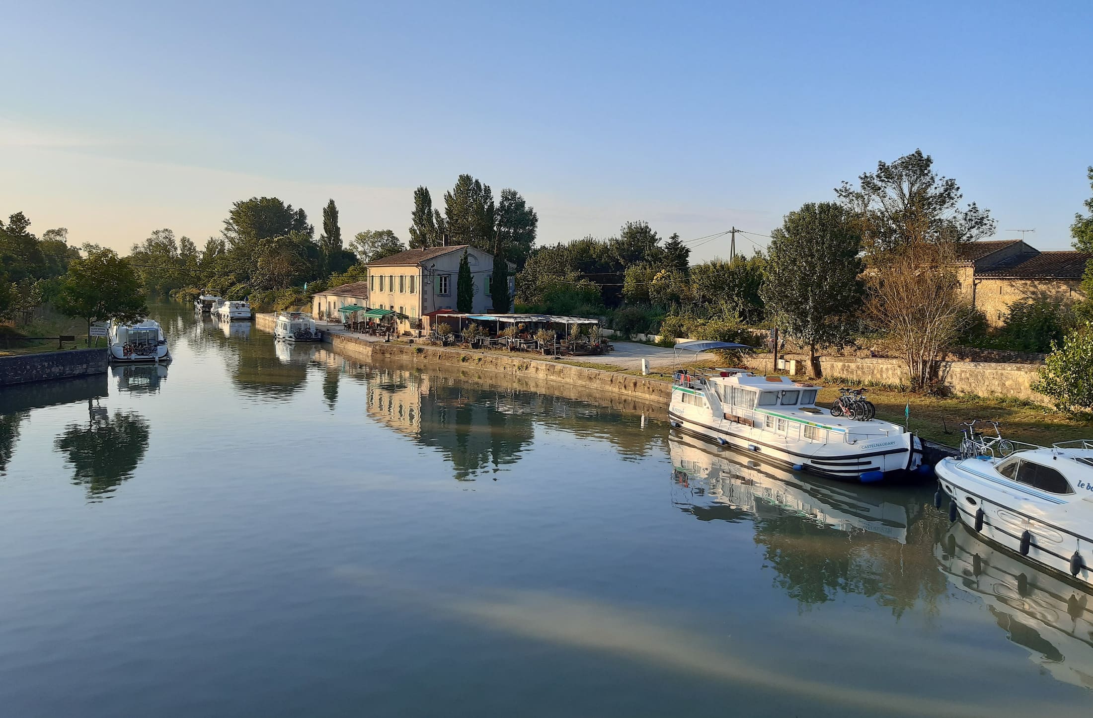 Canal du Midi - vue large avec platanes et écluse