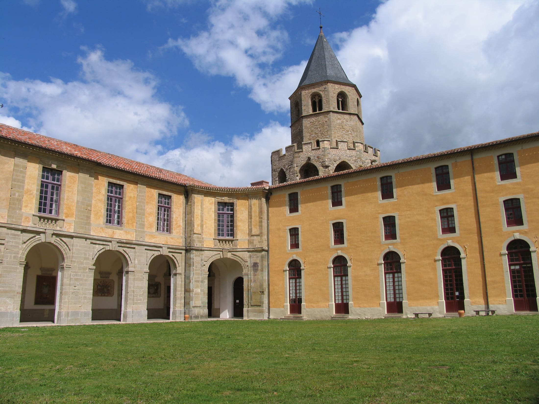 Cour et bâtiments de l'abbaye-école de Sorèze